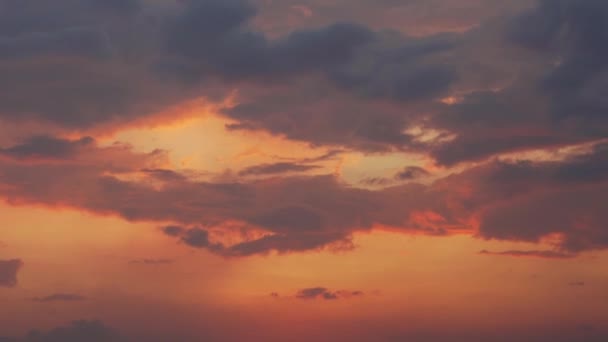 Вид на облака в закатном небе над морем — стоковое видео
