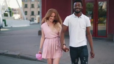 Aşık mutlu çift yaya geçidinde el ele tutuşarak yürüyor.