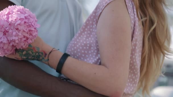 Jeune couple interracial étreignant près de ferris roue dans la ville — Video