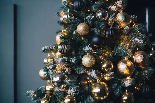 Árbol de Navidad decorado de cerca sobre un fondo oscuro, de tono bajo — Foto de Stock