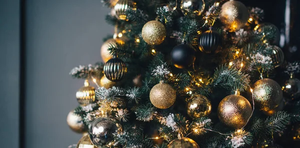 Árbol de Navidad decorado de cerca sobre un fondo oscuro, de tono bajo — Foto de Stock