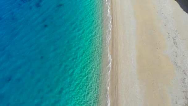 Widok z lotu ptaka pięknej bezludnej plaży na greckiej wyspie Kefalonia — Wideo stockowe