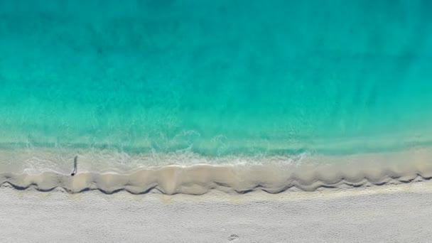 Vista de arriba hacia abajo hermosa playa de arena en el mar Jónico, Grecia — Vídeos de Stock