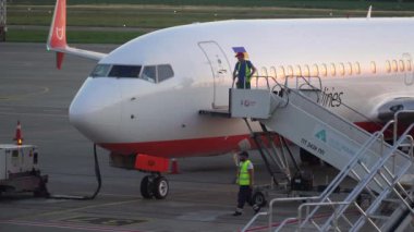 Borispol, Ukrayna - Haziran 2019: Havaalanı teknisyeni uçak kapısının açılmasına izin verdi