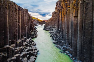 Studlagil Kanyonu, Jokulsa Bru Nehri İzlanda, insansız hava aracı vuruldu.