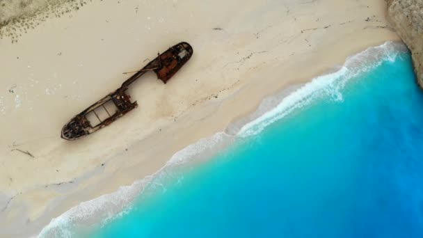 Dron lata z powrotem nad Shipwreck Beach Wyspy Zakynthos w słoneczny dzień — Wideo stockowe