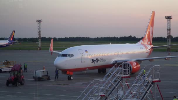 БОРИСПОЛ, УКРАИНА - ИЮНЯ 2019: Персонал аэропорта обслуживает посадочный самолет — стоковое видео