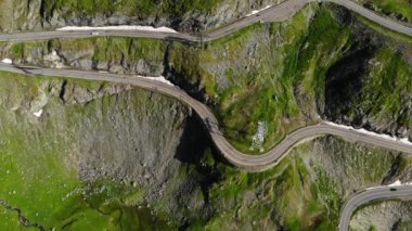 Belya Gölü yakınlarındaki Transfagarash yolunda bir dağ yılanının hava manzarası.