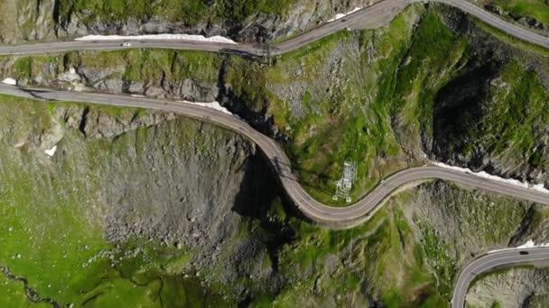 Letecký pohled na horskou serpentinu na silnici Transfagarash u jezera Belya — Stock video