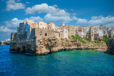 İtalya 'nın Polignano a Mare kentinin sahil manzarası ve eski evleri