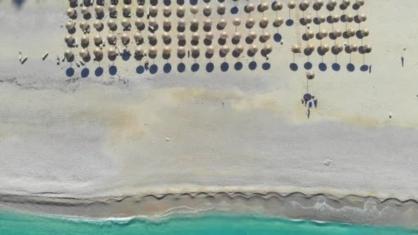 Widok z góry na piękną piaszczystą plażę w Morzu Jońskim, Grecja — Wideo stockowe