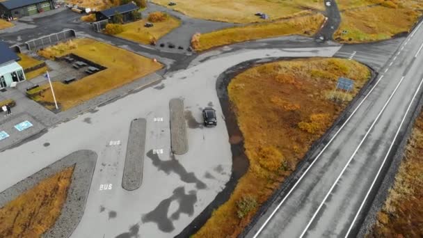 Auto opouští parkoviště u restaurace, letecký výhled. Island. — Stock video