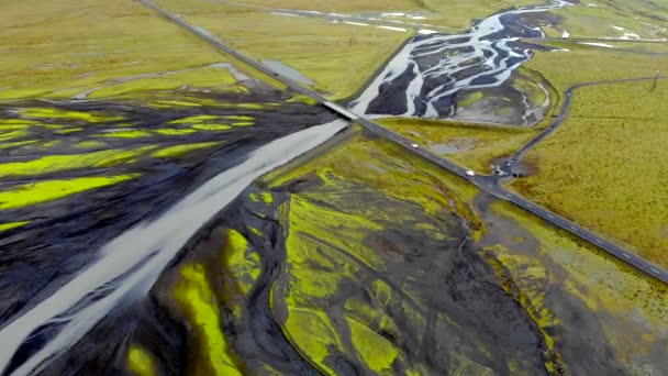 Widok z lotu ptaka na deltę rzeki lodowca w Islandii — Wideo stockowe