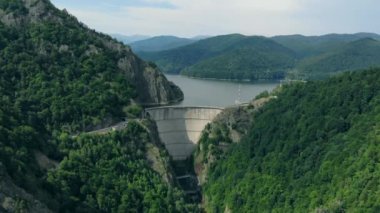 Dağlarda ormanla kaplı bir hidroelektrik barajın havadan görünüşü
