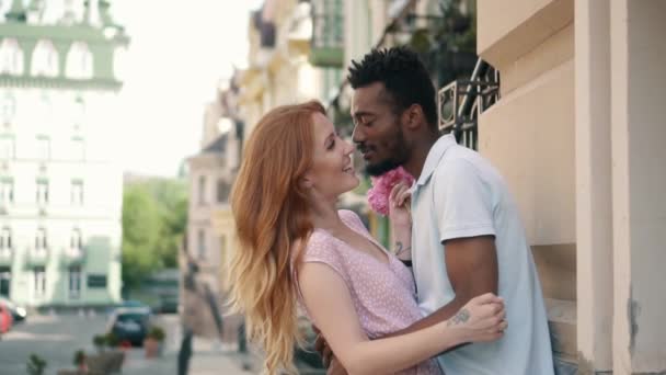 Jong koppel in liefde staande en teig knuffelen op straten van Europese steden — Stockvideo