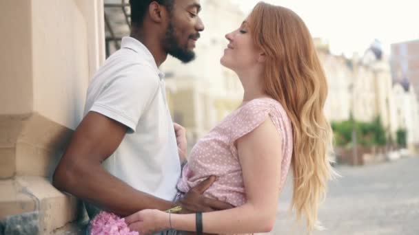 Pareja joven enamorada de pie y tiernamente acurrucada en las calles de las ciudades europeas — Vídeo de stock