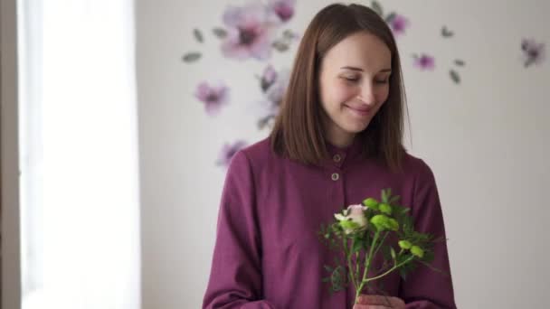 La fiorista di donna fa il mazzo di fiori in workshop — Video Stock