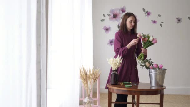 Γυναίκα ανθοπωλείο κάνει μπουκέτο λουλούδια στο εργαστήριο — Αρχείο Βίντεο