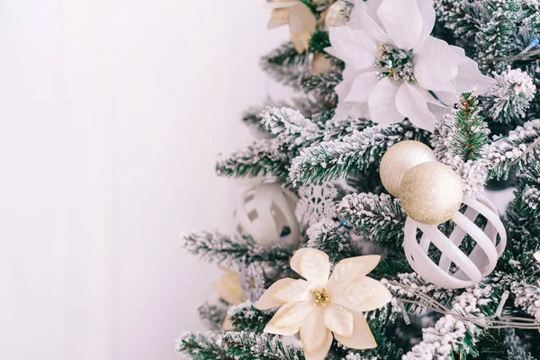 Árbol de Navidad decorado cerca de la pared blanca, de cerca — Foto de Stock