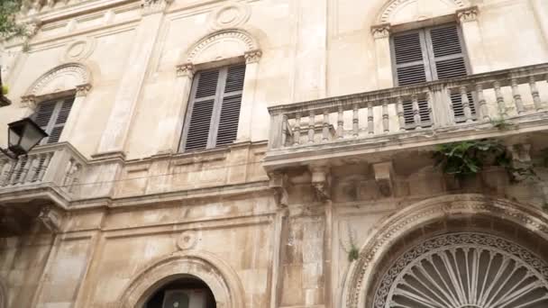 Façade d'un vieux bâtiment sur la rue de Polignano a Mare, Italie — Video