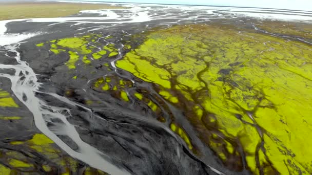 Vue aérienne du haut vers le bas de la rivière glaciaire en Islande — Video