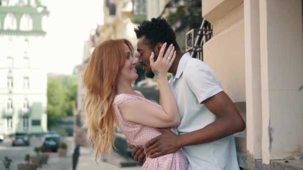 Pareja joven enamorada de pie y tiernamente acurrucada en las calles de las ciudades europeas — Vídeos de Stock