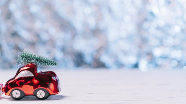 Stop motion, pequeno carro de brinquedo vermelho carrega uma árvore de Natal — Vídeo de Stock