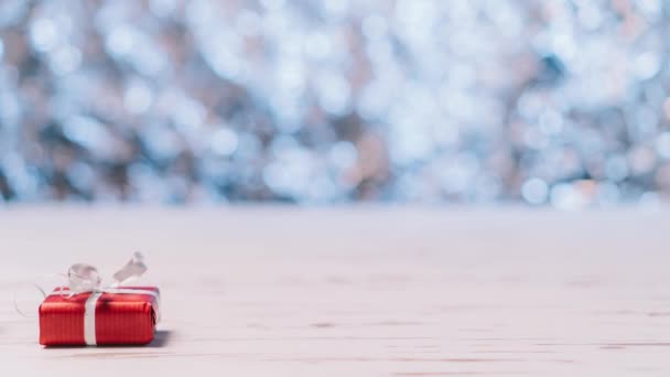 Cajas decoradas con regalos de diferentes tamaños se arrastran sobre un fondo blanco. Detener movimiento . — Vídeos de Stock