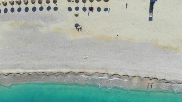 Felülről kilátás gyönyörű homokos strand a Jón-tenger, Görögország — Stock videók