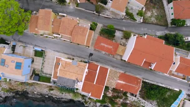 Luftaufnahme von oben, Flug über die Dächer einer mediterranen Touristenstadt — Stockvideo