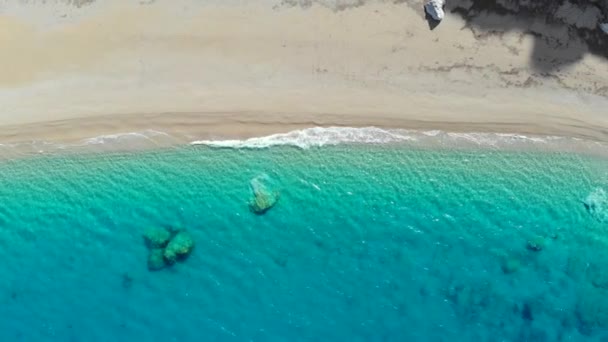 Widok z lotu ptaka pięknej bezludnej plaży na greckiej wyspie Kefalonia — Wideo stockowe
