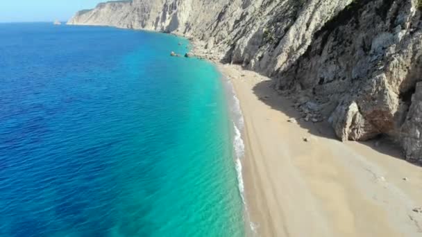 Uitzicht vanuit de lucht op het prachtige verlaten strand op het Griekse eiland Kefalonia — Stockvideo