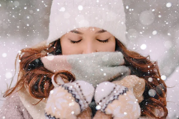 Cara de cerca de una mujer cerrando una bufanda de una nevada —  Fotos de Stock