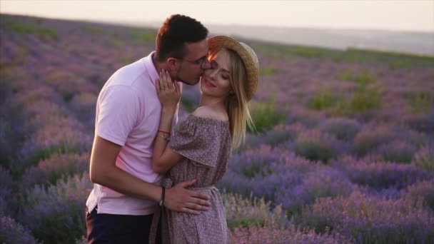Mladý romantický pár objímání v kvetoucí levandulové pole. — Stock video