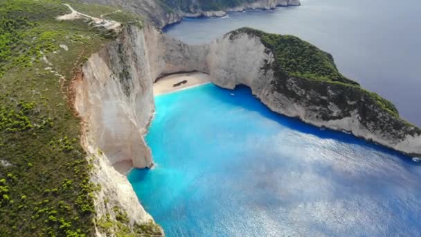 Uitzicht vanuit de lucht op het prachtige strand met een gestrand schip in Zakynthos, Griekenland — Stockvideo