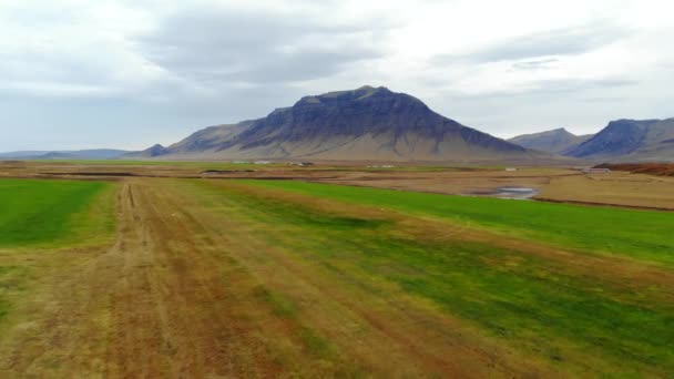 Flygfoto över bergslandskapet med slätten dalen. Island. — Stockvideo
