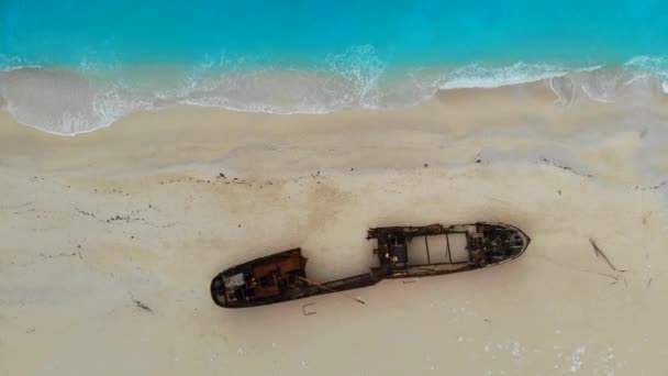 Вид з верхівки до пляжу до корабельної аварії, острів Закінтос, Греція.. — стокове відео