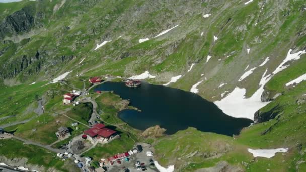 Bergsee an der Spitze der rumänischen Karpaten, sonniger Tag. — Stockvideo
