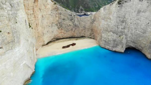 Widok z lotu ptaka na piękną plażę z opuszczonym statkiem w Zakynthos, Grecja — Wideo stockowe