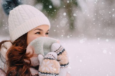 kadın yüzünü eşarp arkasında soğuk nedeniyle gizler.