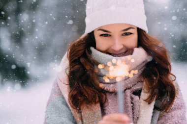 yanan havai fişekleri tutan genç mutlu kadın