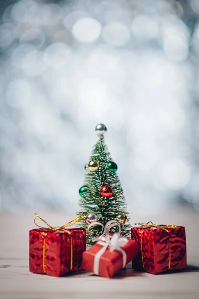 Composición de Navidad y Año Nuevo sobre un fondo azul borroso con lugar para el texto . — Foto de Stock