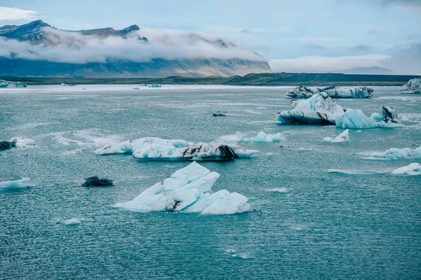 Veduta panoramica degli iceberg nella laguna del ghiacciaio, Islanda . — Foto Stock