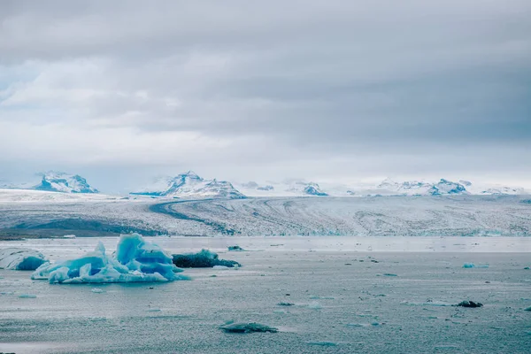 Festői kilátással a jéghegyek gleccser lagúna, Izland. — Stock Fotó