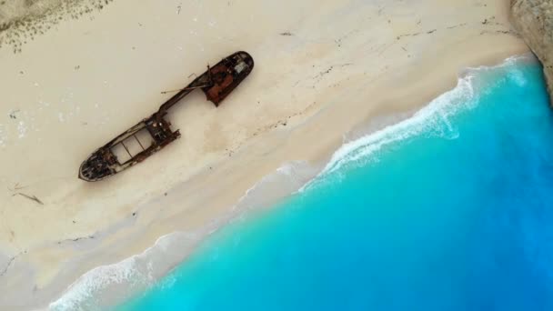 阳光灿烂的一天，一架无人驾驶飞机飞越Zakynthos岛的沉船海滩返回 — 图库视频影像