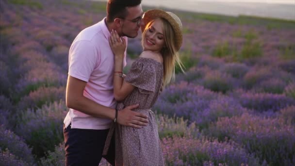 Jovens beijos casal no campo de lavanda floração, câmera lenta — Vídeo de Stock