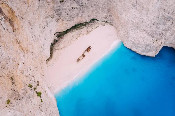 Vista de arriba hacia abajo Navagio Bay Shipwreck Beach, Grecia, Zakynthos — Foto de Stock