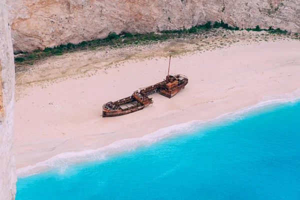 Un viejo barco oxidado, destrozado, yace en la orilla del mar. Países Bajos . — Foto de Stock