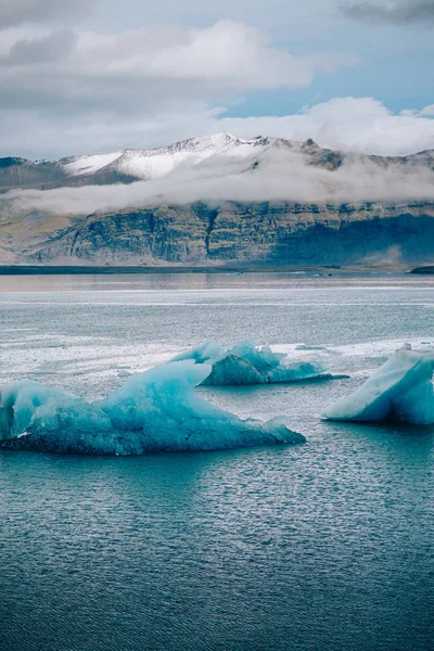 Malebný pohled ledovců v ledovcové laguně, Island. — Stock fotografie