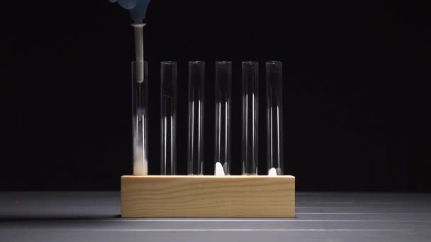 La réaction chimique de la glace sèche à l'eau . — Video